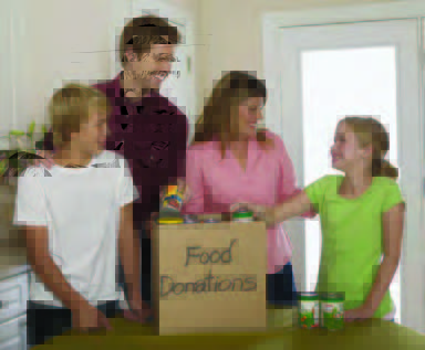 family donating food